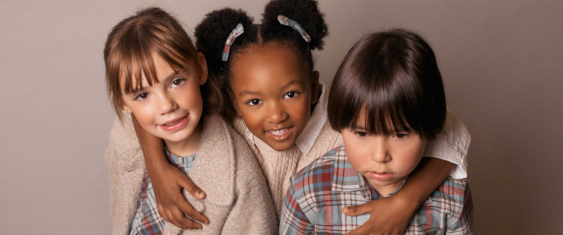 Queen of Scots – tradição escocesa e looks a combinar para irmãos banner