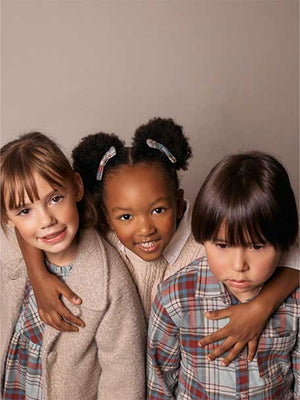 Queen of Scots – tradição escocesa e looks a combinar para irmãos