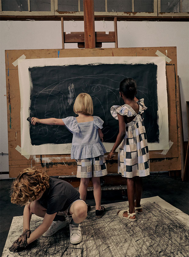 Traço solto: a coleção que veste a infância com arte e história