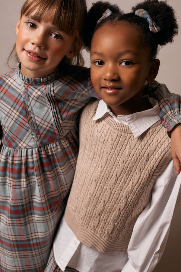 Queen of Scots – tradição escocesa e looks a combinar para irmãos