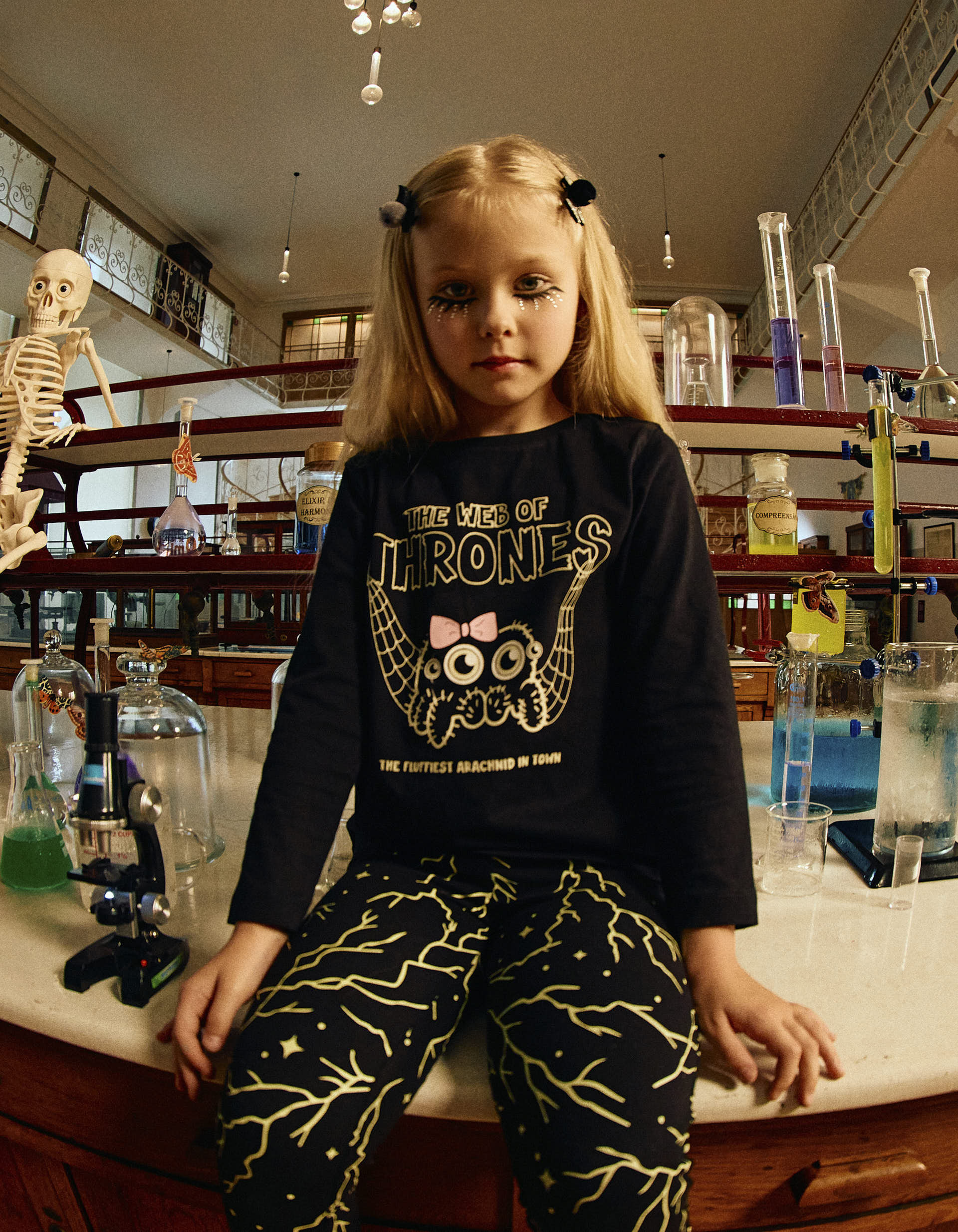 Camiseta Brilla en la Oscuridad de Halloween para Niña 'Araña', Negro