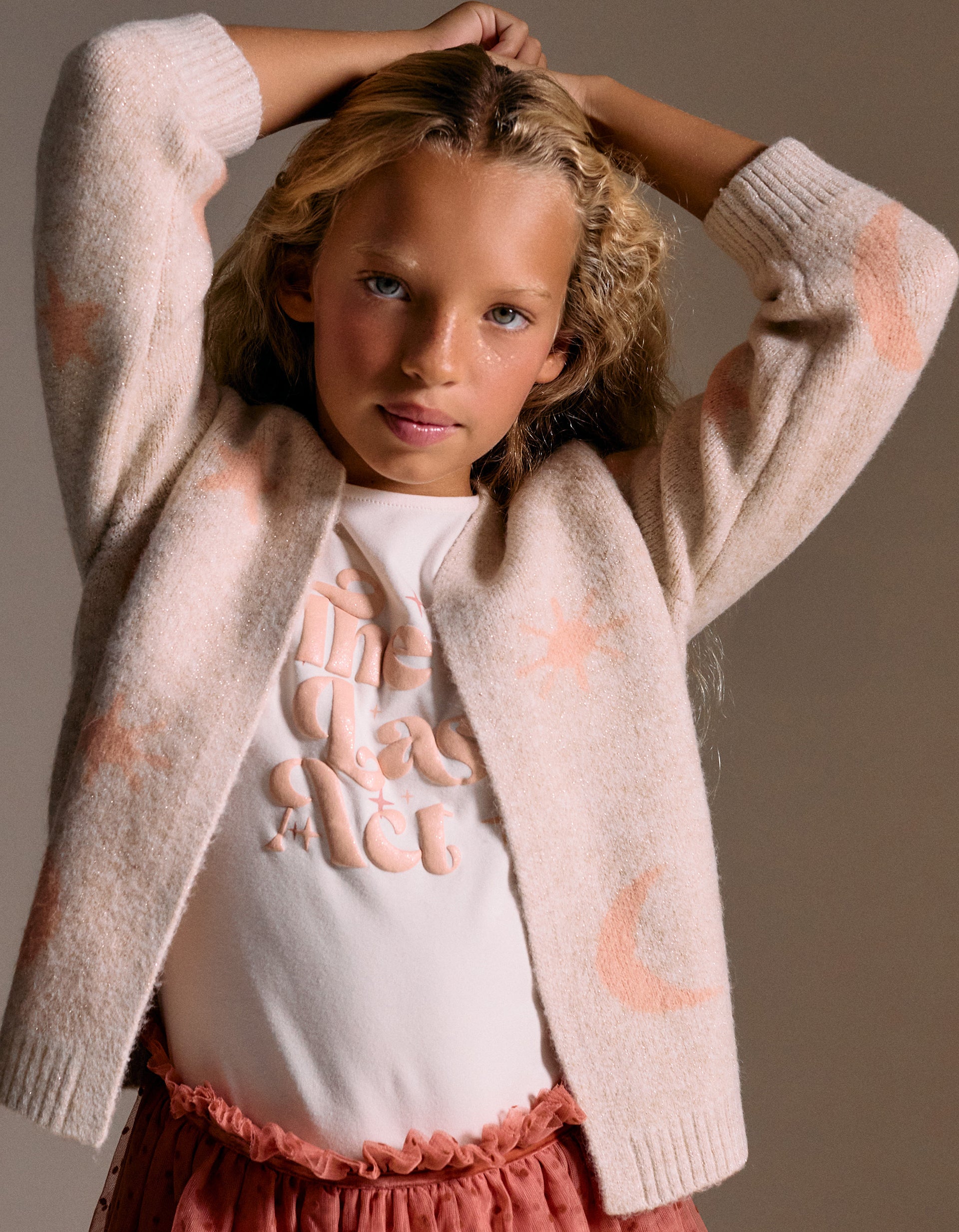 Casaco comprido de malha com lurex e bordado para menina, bege/rosa