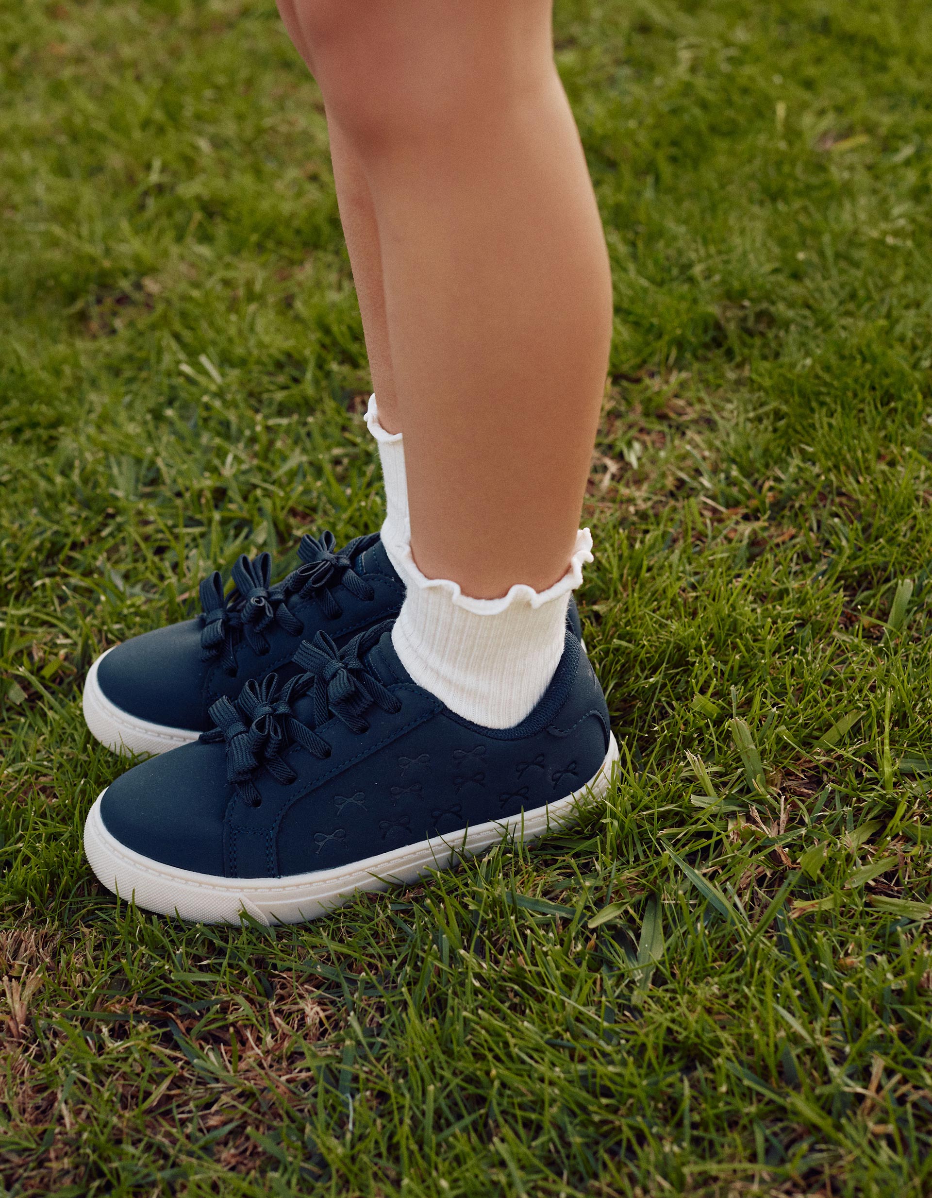 Trainers with embossed bows for girls, dark blue