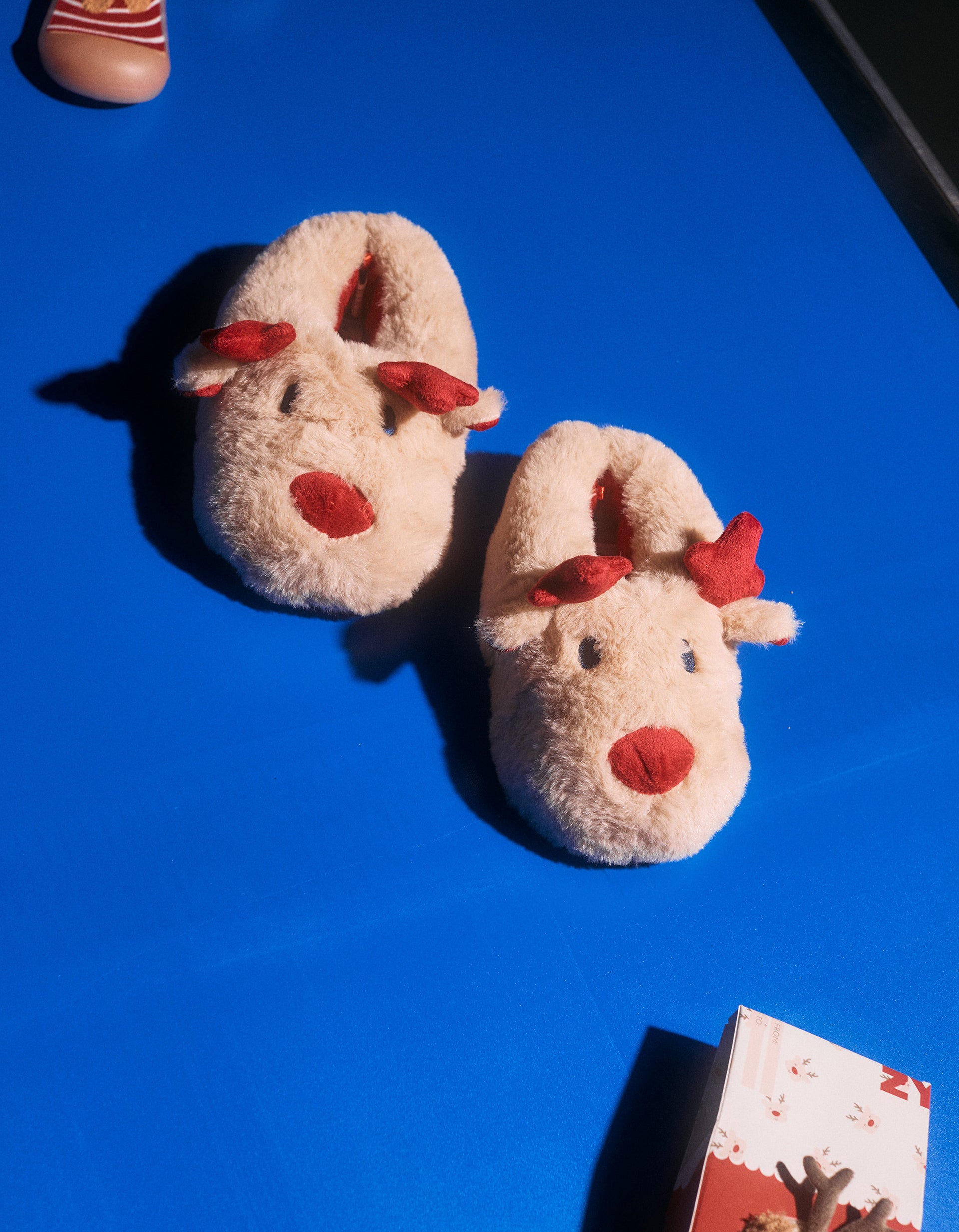 Faux fur slippers with reindeer embroidery for children, beige/red