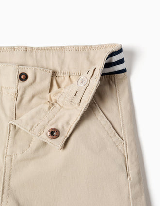 Pantalón chino ajustado de sarga con cinta a rayas para bebé niño, beige