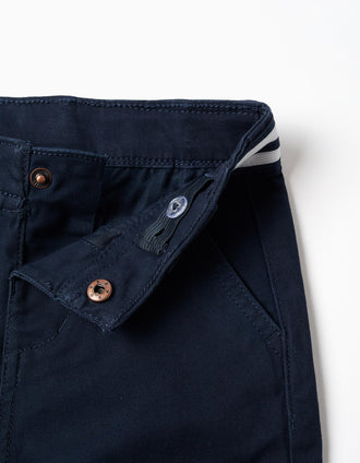 Pantalón chino ajustado de sarga con cinta a rayas para bebé niño, azul