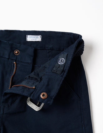 Pantalón chino ajustado de sarga con cinturón para niño, azul oscuro