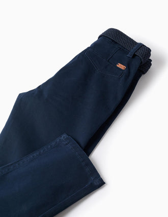 Pantalón chino ajustado de sarga con cinturón para niño, azul oscuro