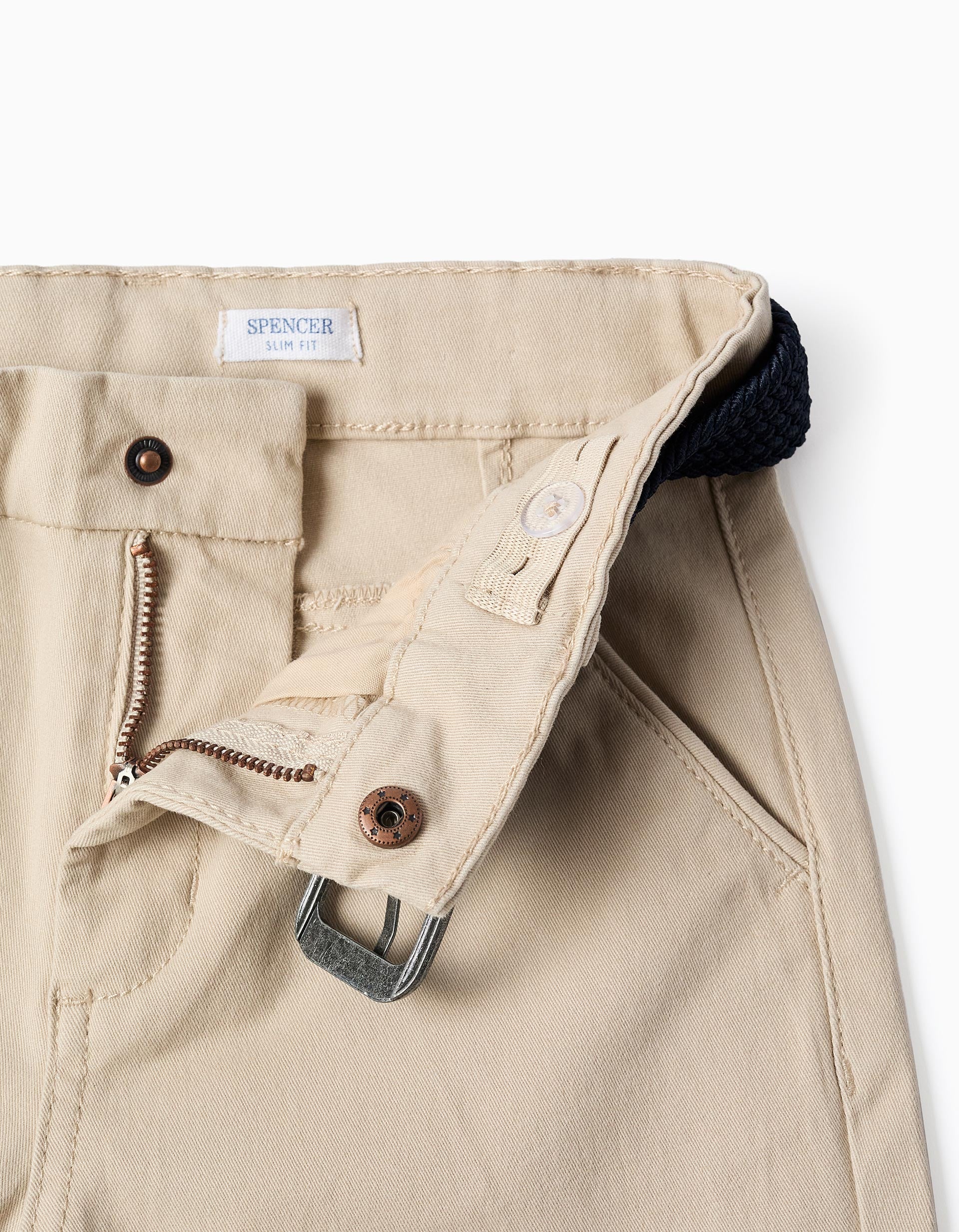 Pantalon chino ajusté en sergé avec ceinture pour garçon, beige clair