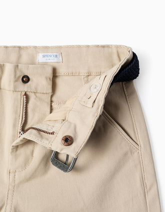 Pantalón chino ajustado de sarga con cinturón para niño, beige claro