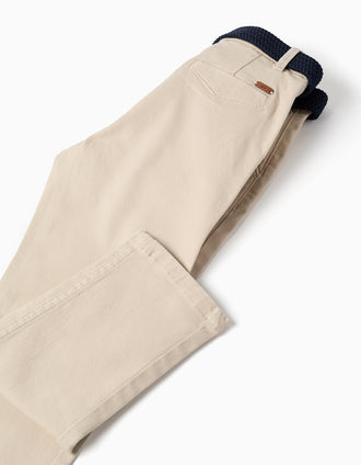 Pantalón chino ajustado de sarga con cinturón para niño, beige claro