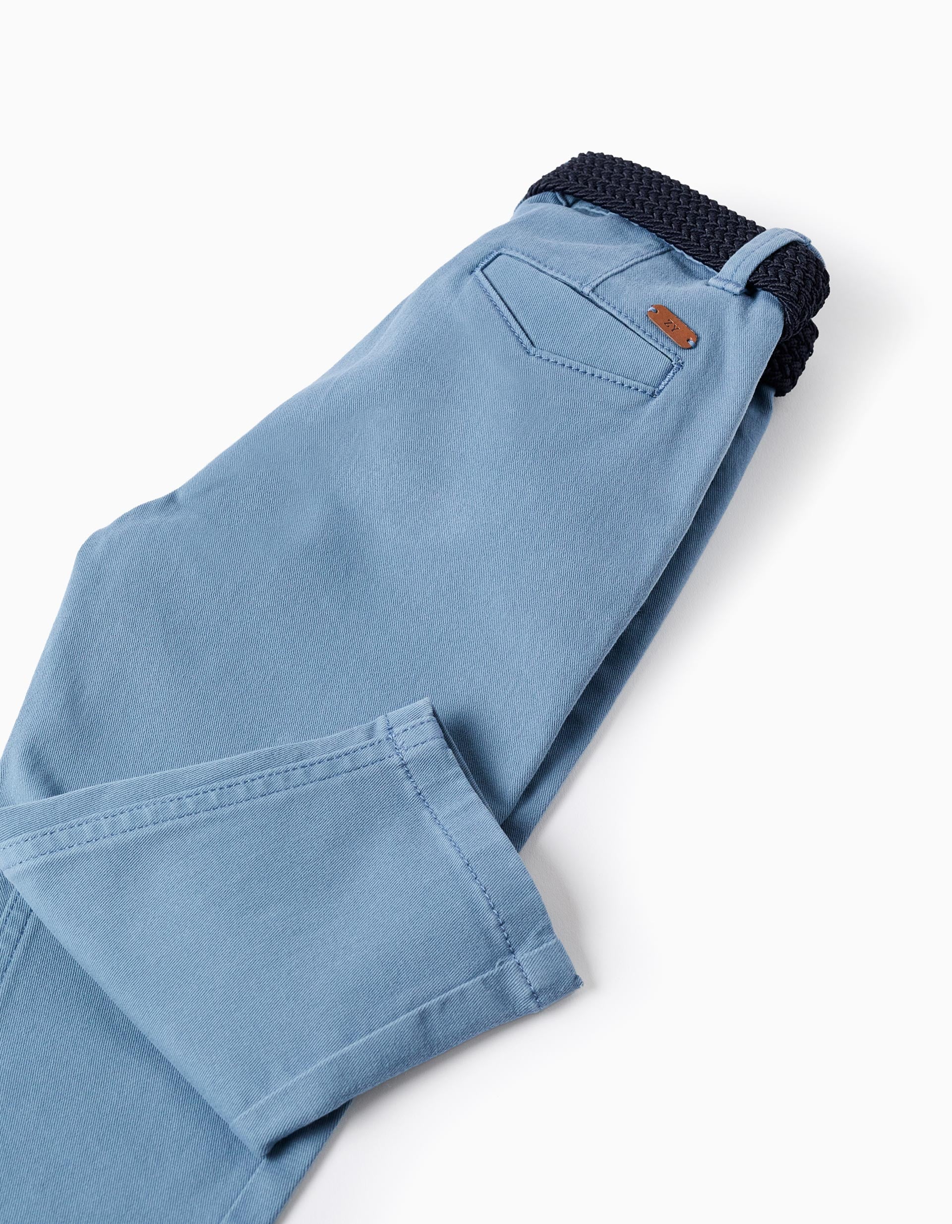 Calças chino slim fit de sarja com cinto para bebé menino, azul-claro