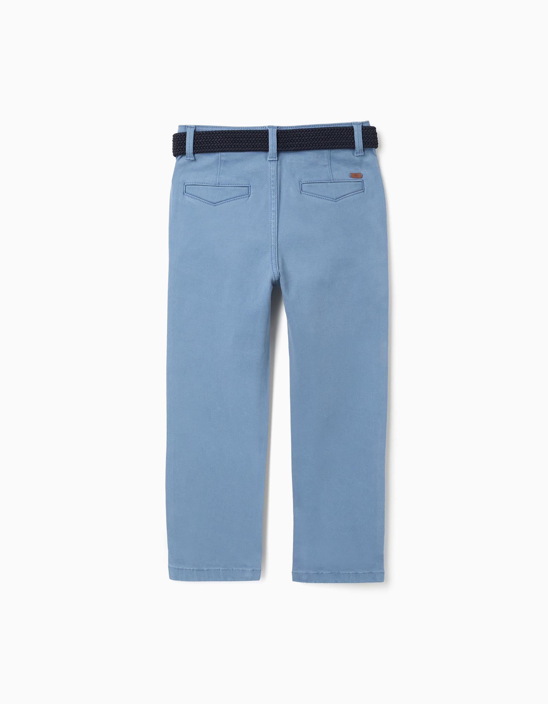 Pantalón chino ajustado de sarga con cinturón para niño, azul claro