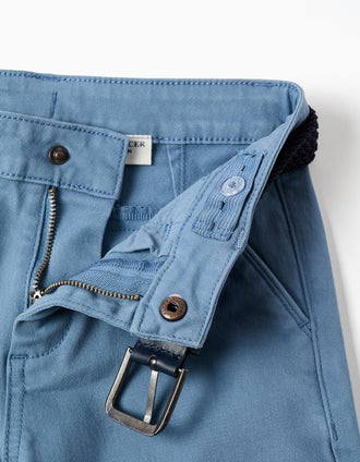 Pantalón chino ajustado de sarga con cinturón para niño, azul claro