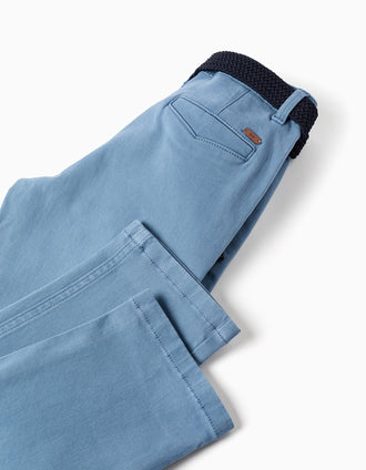 Pantalón chino ajustado de sarga con cinturón para niño, azul claro