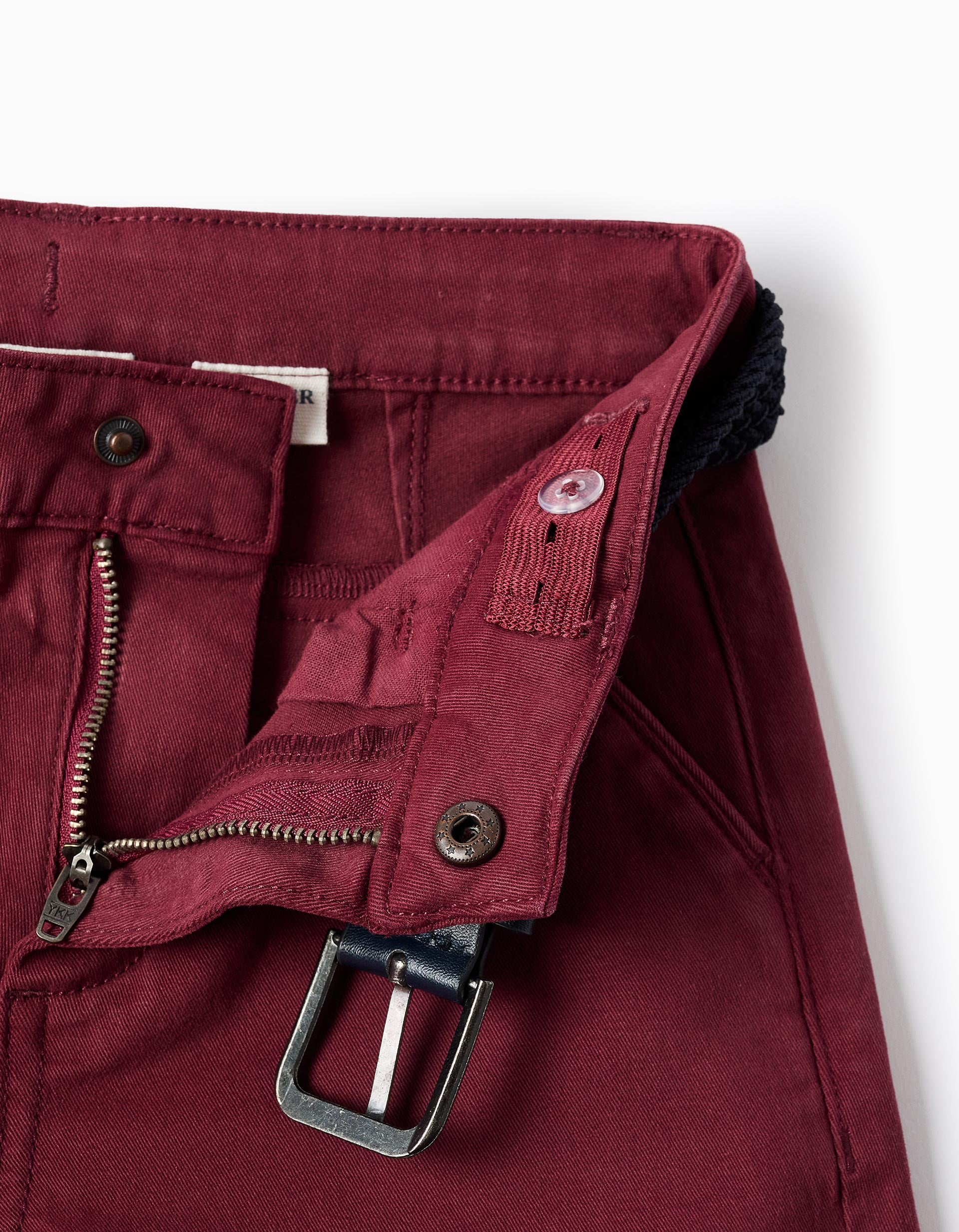 Pantalón chino ajustado de sarga con cinturón para niño, rojo oscuro