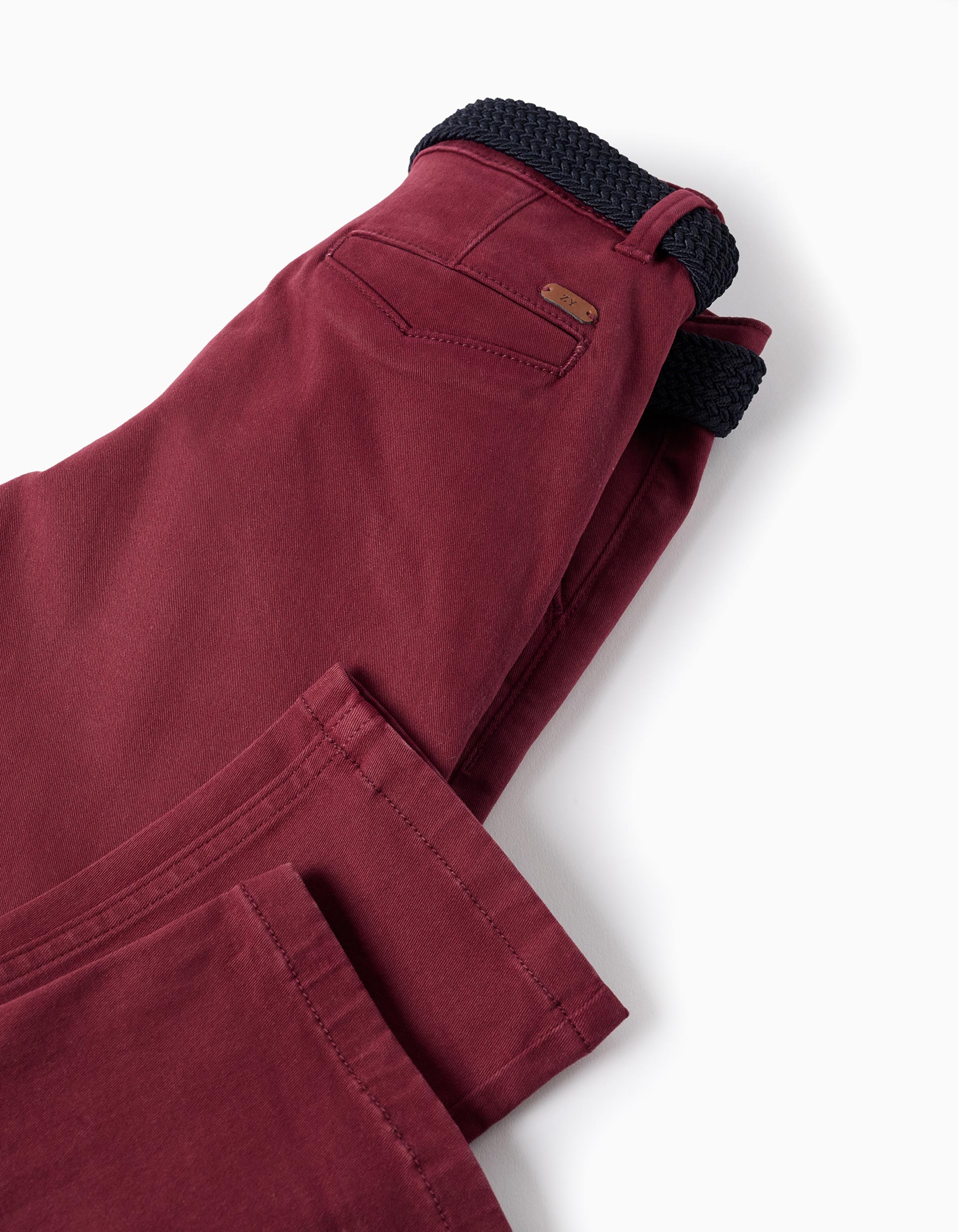 Pantalón chino ajustado de sarga con cinturón para niño, rojo oscuro