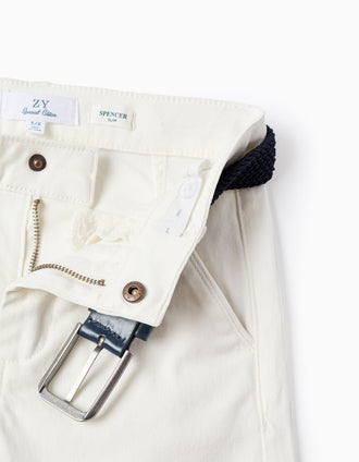 Pantalón chino ajustado de sarga con cinturón para niño, blanco