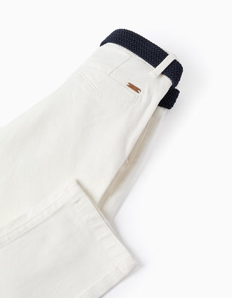 Pantalón chino ajustado de sarga con cinturón para niño, blanco