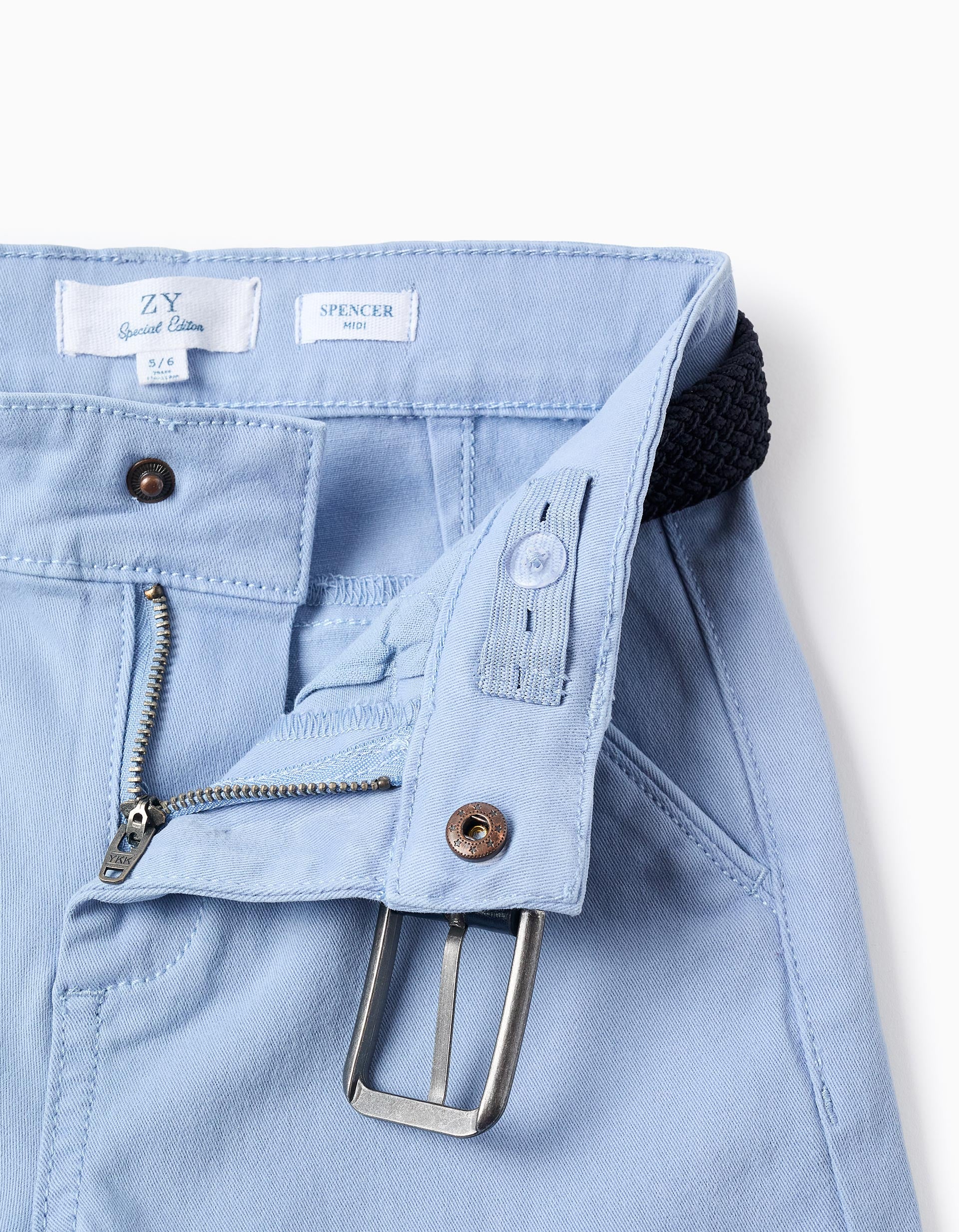 Calções midi de sarja com cinto para menino, azul-claro