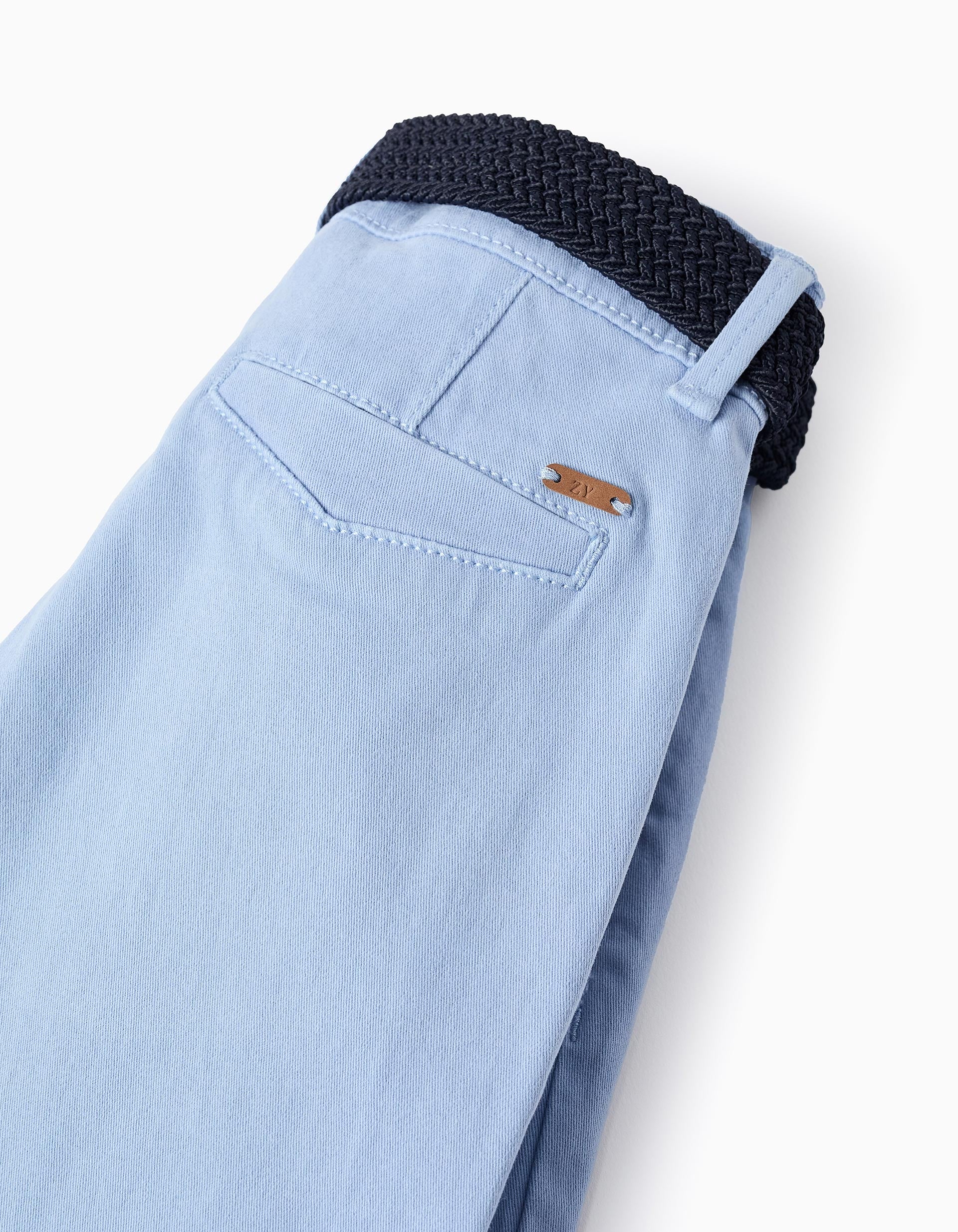 Calções midi de sarja com cinto para menino, azul-claro