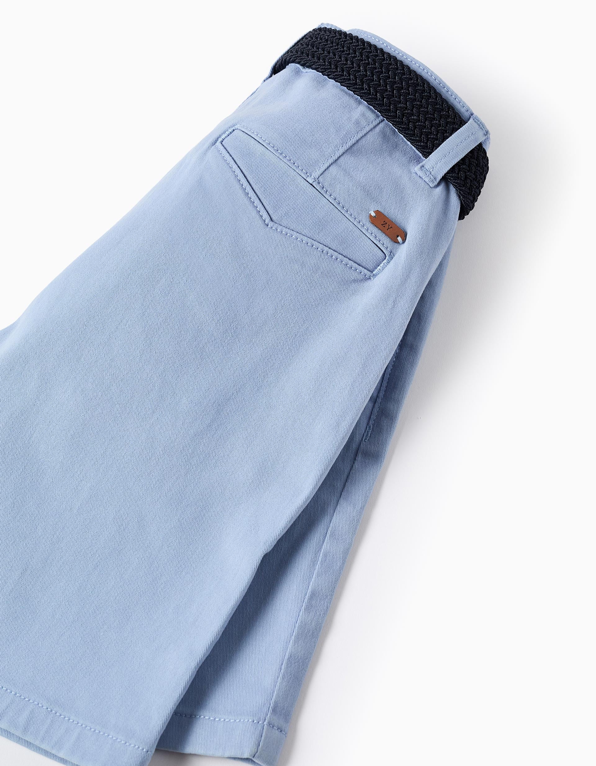 Calções midi de sarja com cinto para menino, azul-claro