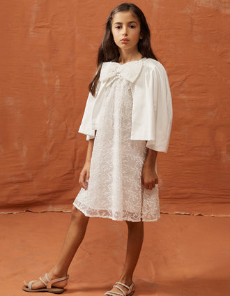 Vestido con lazo y mangas estilo capa para niña, blanco