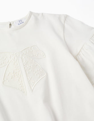 Camiseta con volantes y lazo bordado para niña, blanco