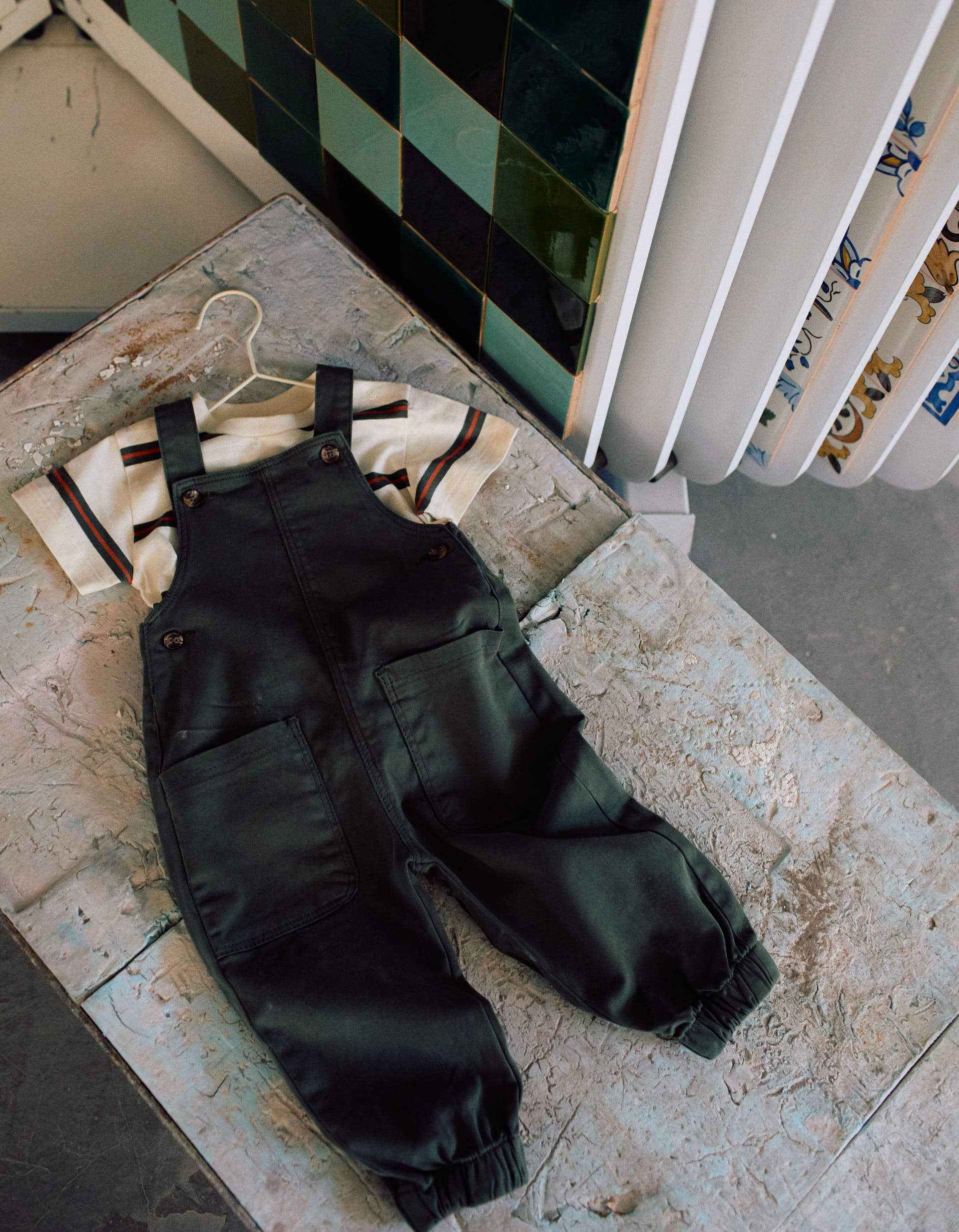 Salopette en sergé avec poches cargo pour bébé garçon, vert foncé