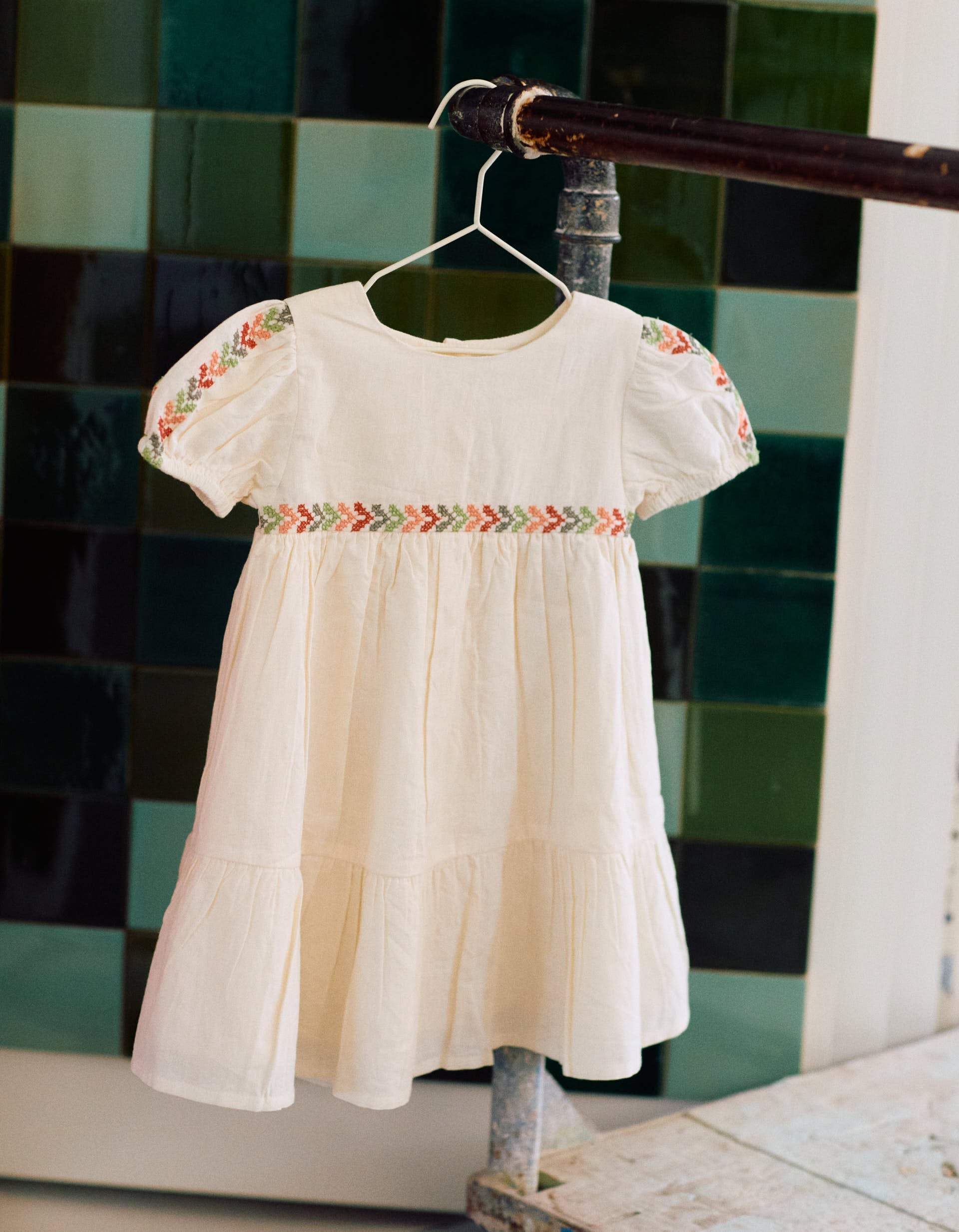 Vestido de linho com bordado + tapa-fraldas para bebé menina, bege-claro