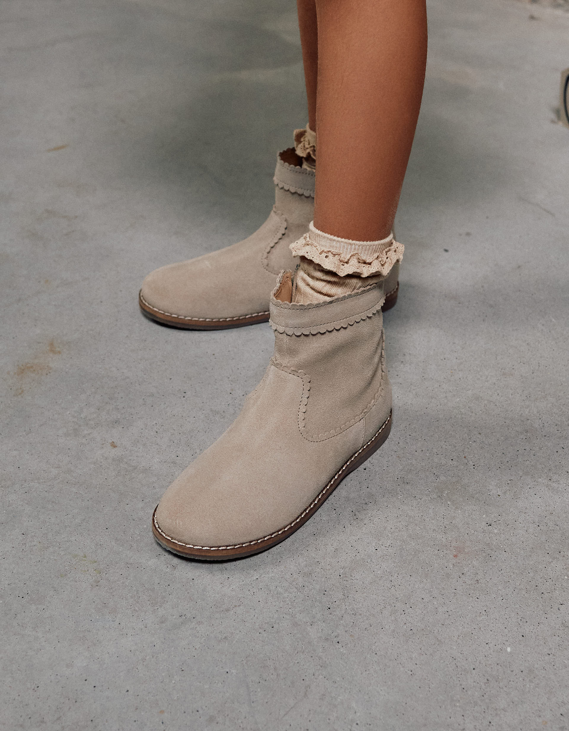 Botins de camurça com detalhes recortados para menina, bege