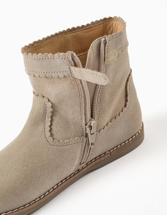 Botines de ante con efecto festoneado para niña, beige