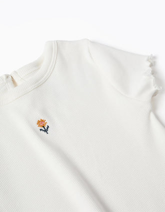 Camiseta acanalada con flor bordada para bebé niña, blanco