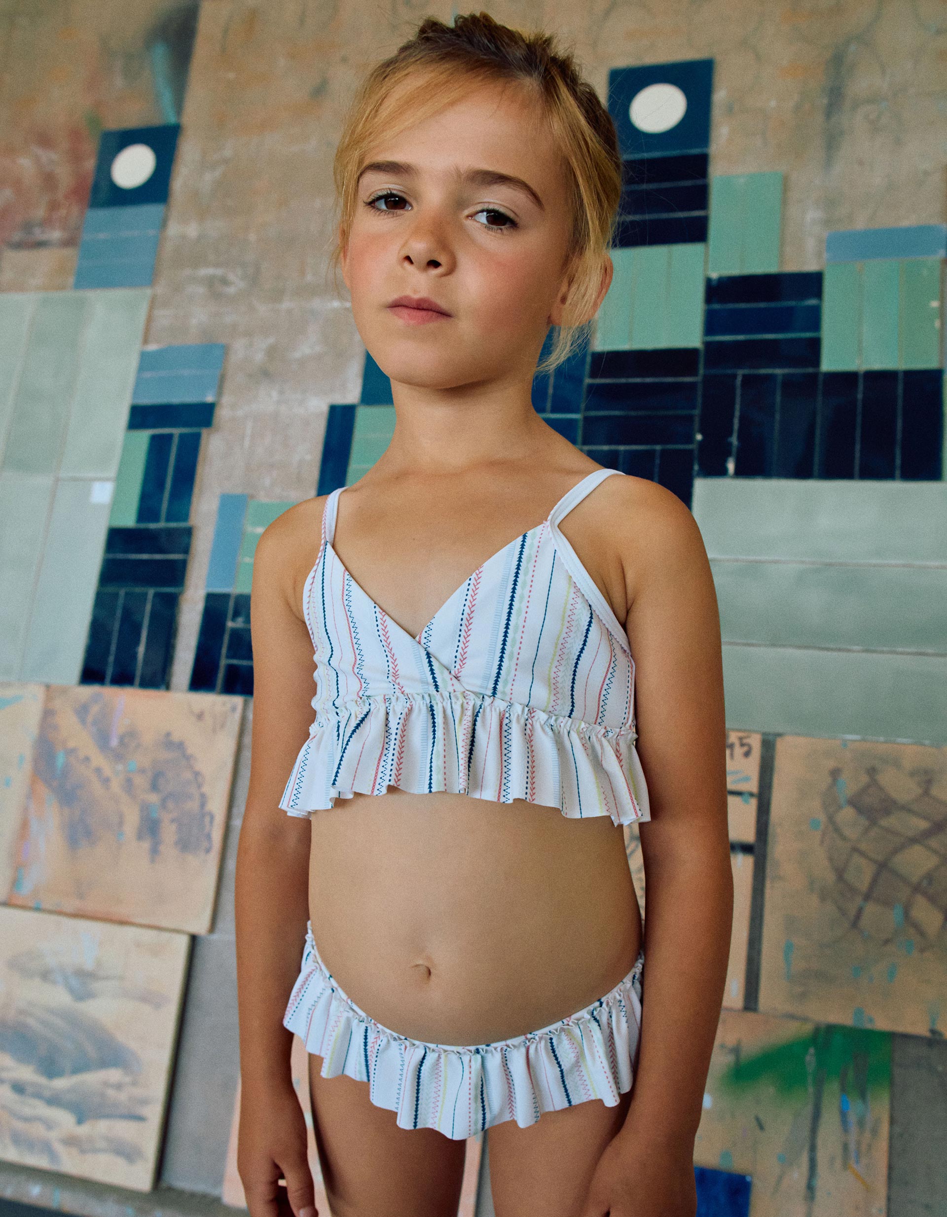 Bikini con rayas étnicas y volantes B&S para niña, multicolor