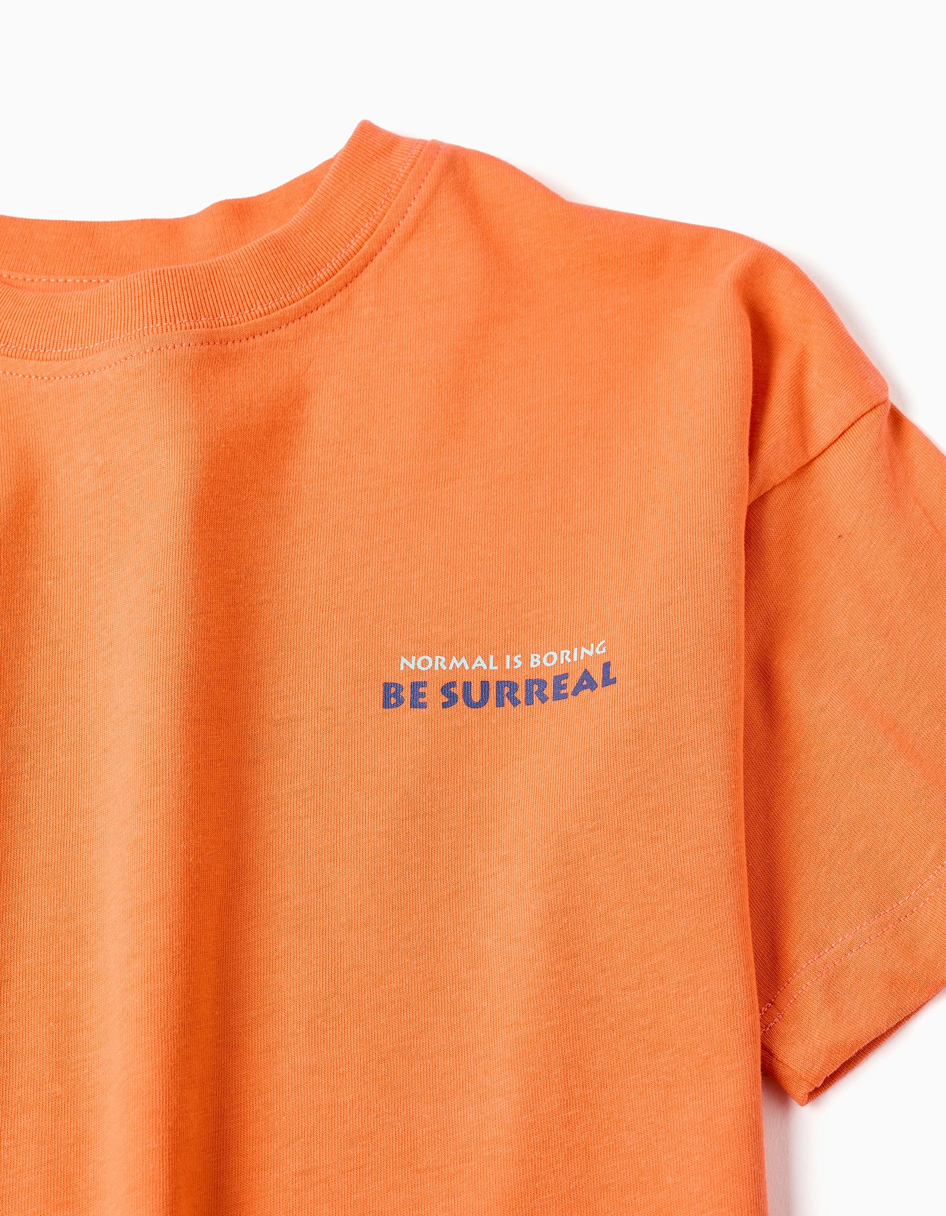 T-shirt de algodão com estampado Normal is Boring para menino, laranja