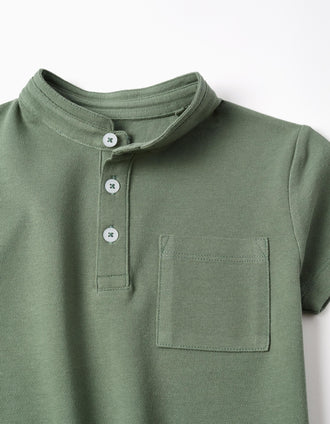 Polo de algodão com gola mao e bolso para menino, verde-escuro