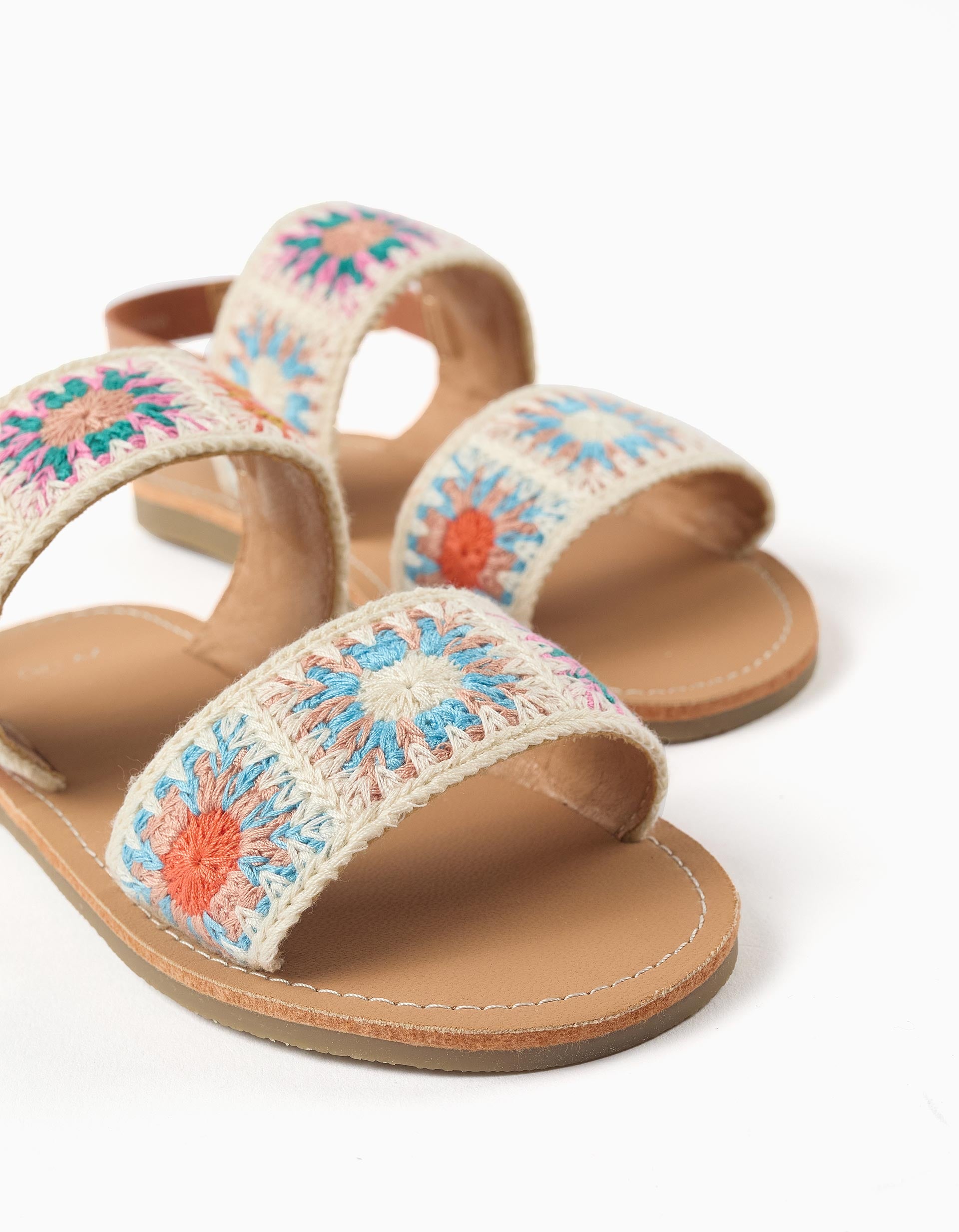 Sandals with crocheted floral pattern for girls, multicolour