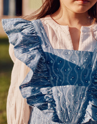 Macacão de algodão com folhos e padrão floral para menina, azul