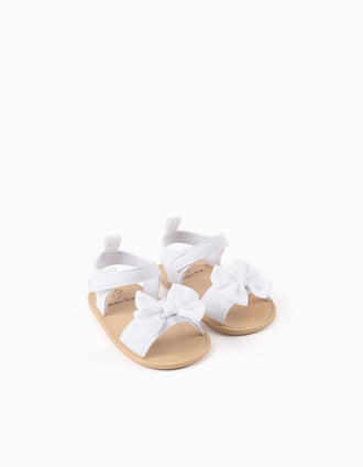 Sandals with open toe and decorative bow for newborn girls, white