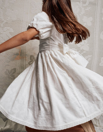 Vestido de algodón con mangas abullonadas y cinturón para niña, blanco