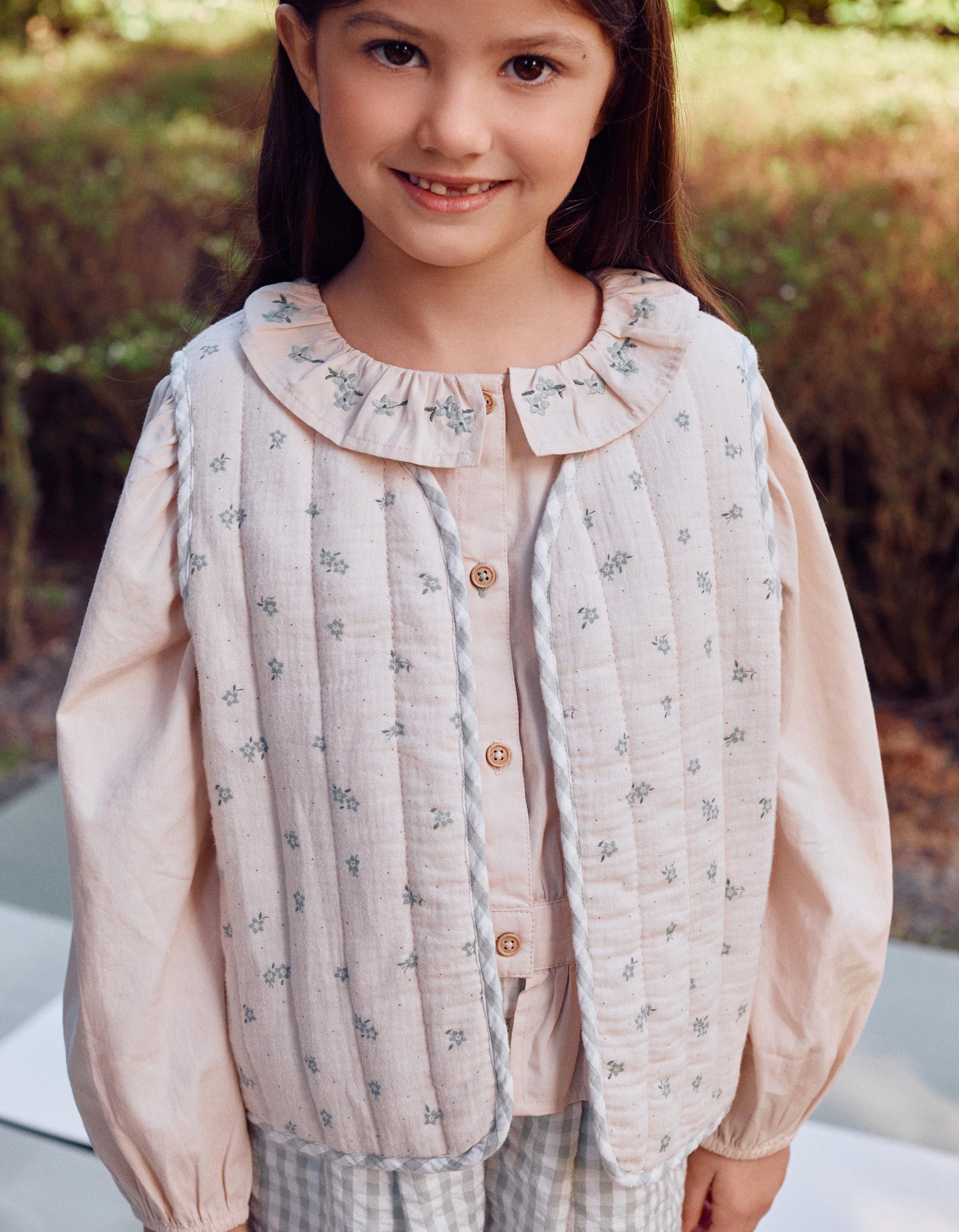 Colete de algodão acolchoado com motivo floral B&S para menina, bege/verde
