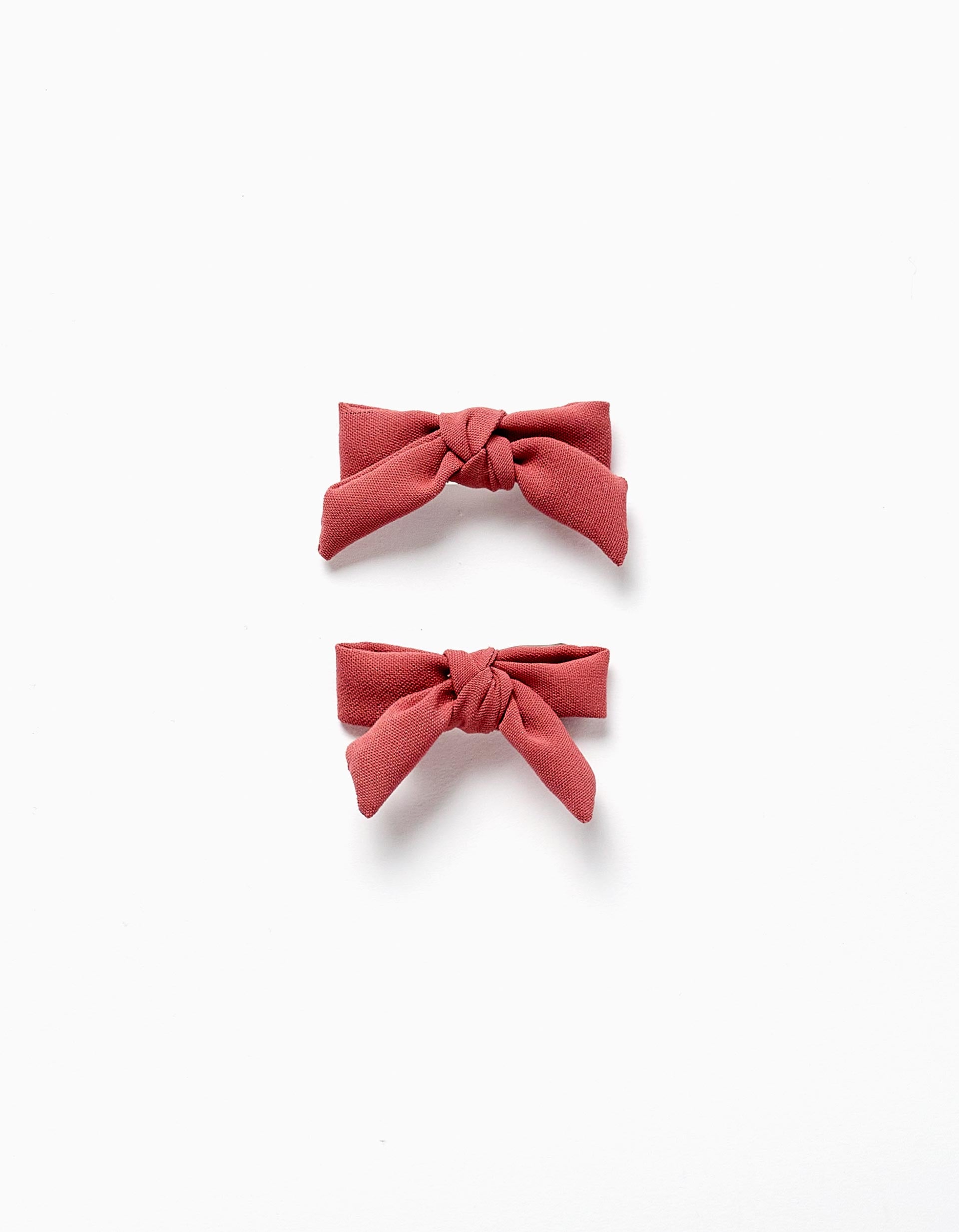 Pack of 2 hair clips with bow for babies and girls, brick red