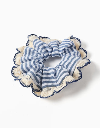 Scrunchie às riscas com borda em crochê para menina, azul/branco