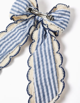 Travessão com laço às riscas e borda em crochê para menina, azul/branco