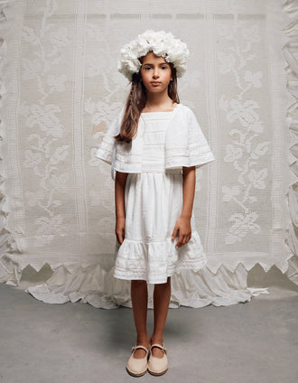 Vestido de algodón con mangas tipo capa y cinturón para niña, blanco