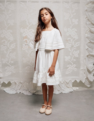 Vestido de algodón con mangas tipo capa y cinturón para niña, blanco
