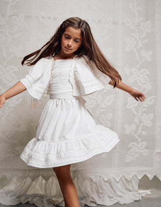 Vestido de algodón con mangas tipo capa y cinturón para niña, blanco