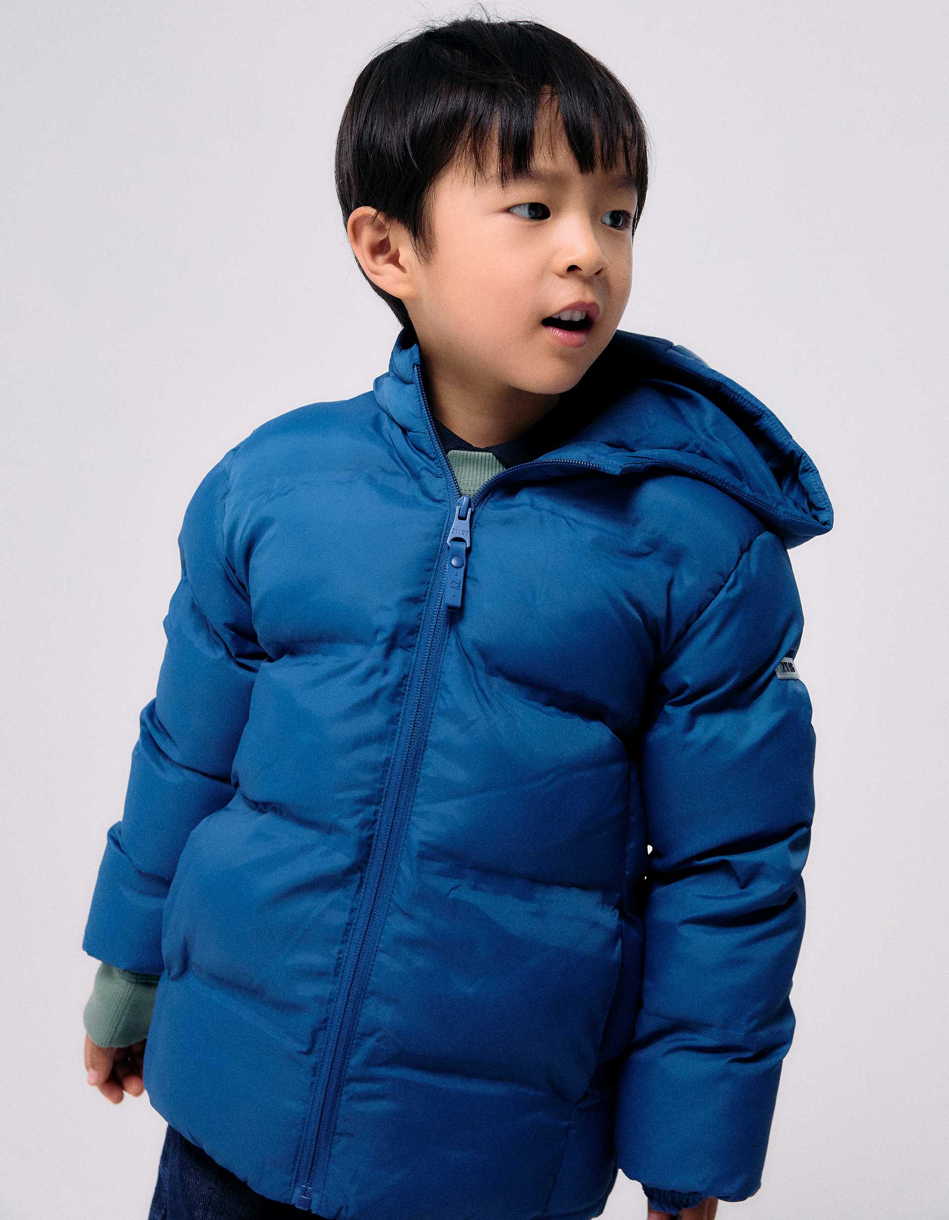 Casaco acolchoado térmico com capuz e bolsos para menino, azul