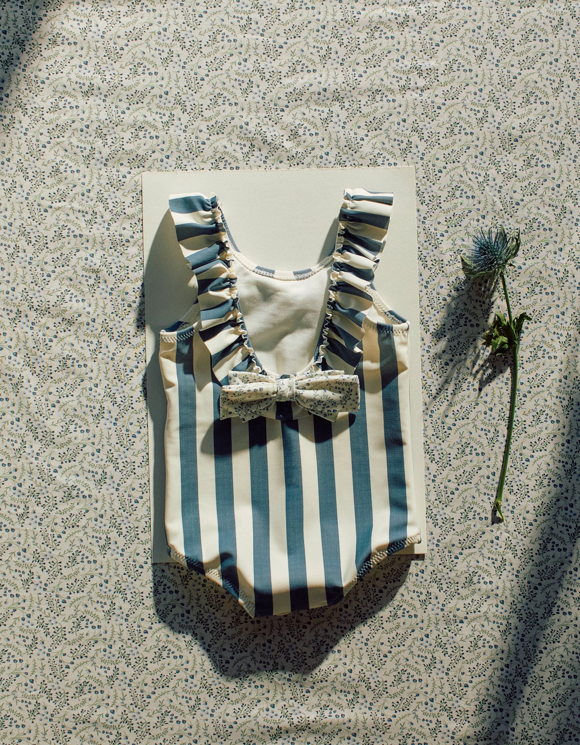 Fato de banho às riscas com folhos You&Me para bebé menina, branco/azul