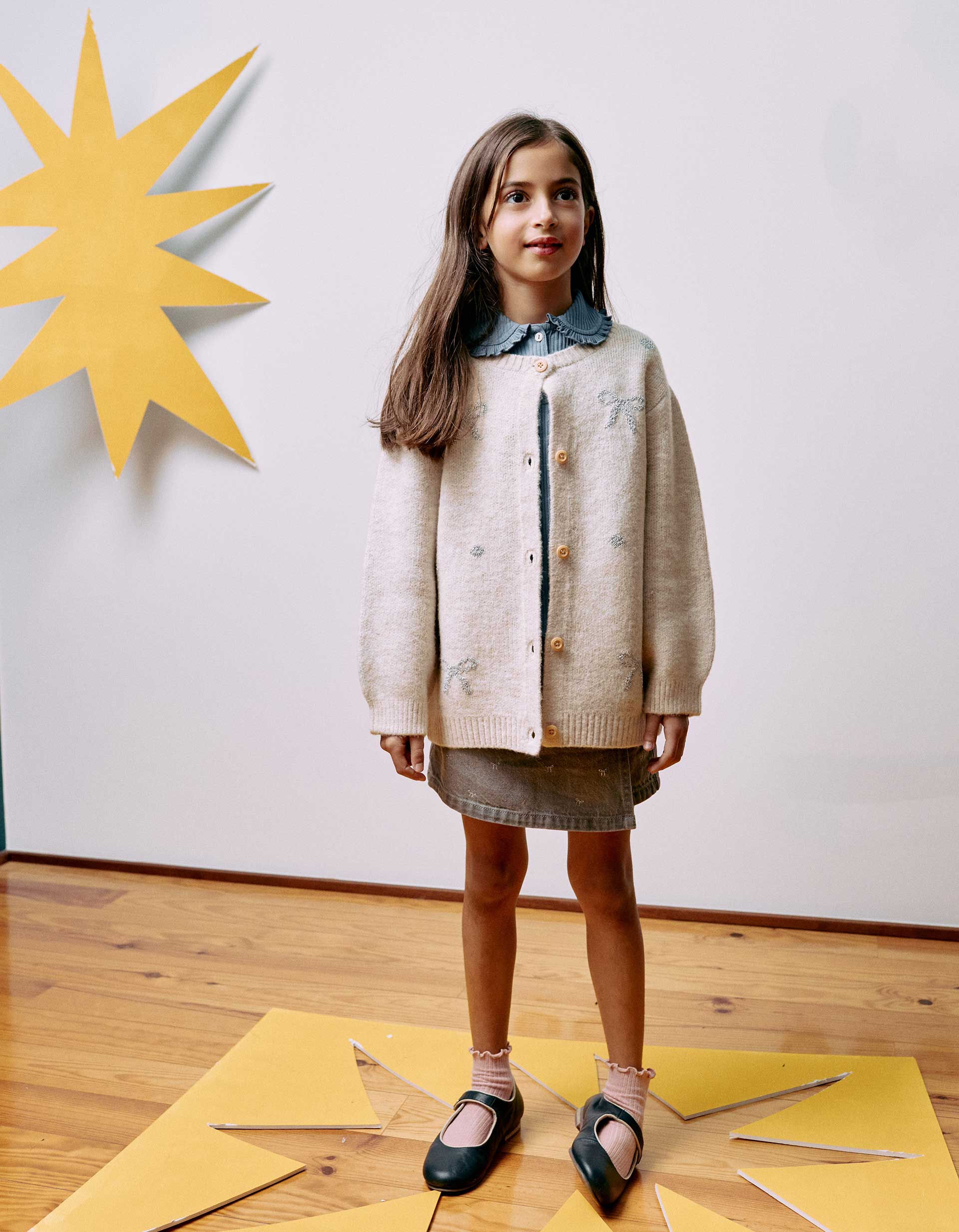 Knitted cardigan with jacquard bows and dots for girls, light beige